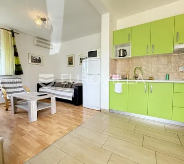 Fažana, Valbandon, dugoročni najam trosobnog stana u prizemlju s dvije terase od 1.9., 56.18 m² - Valbandon, Fažana