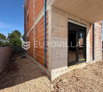 Vir, novogradnja, apartman s 2 spavaće sobe i velikim vrtom na mirnoj lokaciji, centar