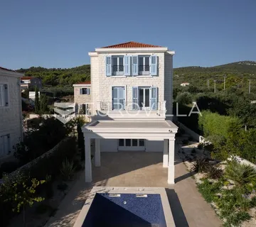 Otok Pašman, Dobropoljana, klasična kamena vila u prvom redu do mora