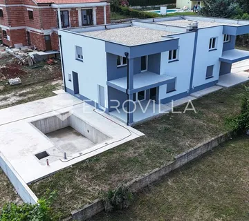 Istra, Poreč, Moderna dvojna vila s bazenom, wellnessom i četiri spavaće sobe