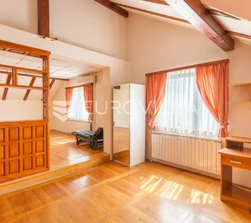 Zagreb Mikulići samostojeća kuća 300m2 na parceli 520m2