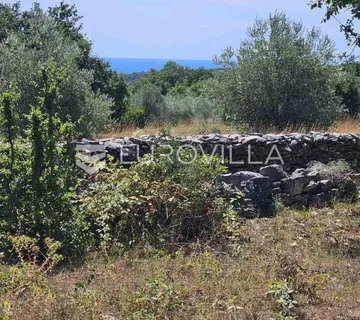Marčana, Peruški, 850 m² građevinskog i 3726 m² poljoprivrednog zemljišta s pogledom na more