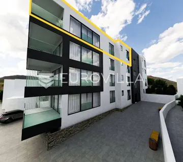 Opatija, trosobni stan na trećem katu, NKP 94 m2, garaža