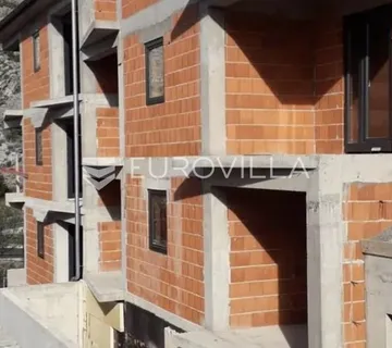 Senj, atraktivna zgrada u Roh bau fazi sa 6 stanova, pogled na more, garaža