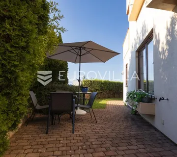 Krk, Malinska, trosoban stan 72 m² s privatnom okućnicom od 96 m² i parkingom - Kremenići, Malinska-Dubašnica