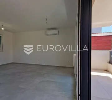 Vir, moderan jednosoban apartman u novogradnji, južna strana otoka