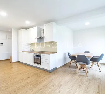 Zagreb, Dubrava, PRVI NAJAM, prekrasan trosoban stan, parking, spremište, 67 m²
