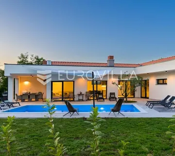 Istra, Matohanci, predivna prizemnica 139 m² s grijanim bazenom na mirnoj lokaciji - Matohanci, Kanfanar