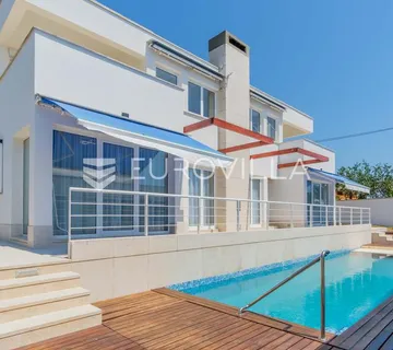 Istra, Poreč, unikatna dizajnerska vila s dodatnim apartmanom, wellnessom i grijanim bazenom - cover