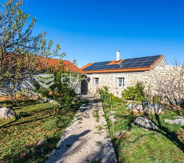 Šibenik, Zaton, veliko zemljište s 2 nekretnine i dozvolom za još 6 objekata - Zaton, Šibenik