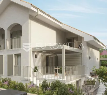 Otok Krk, Malinska, odličan trosoban stan 69 m², okućnica i terasa - Milčetići, Malinska-Dubašnica
