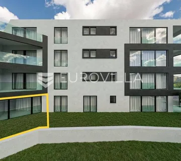 Opatija, trosobni stan u prizemlju s vrtom, NKP 95 m2, vrt, garaža