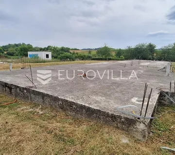 Karlovac, Švarča, građevinsko zemljište 2000 m², pogodno za gradnju velike stambene zgrade