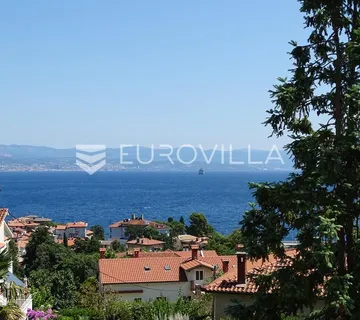 Lovran, penthouse s vrtom, terasama površine 204,78 m²