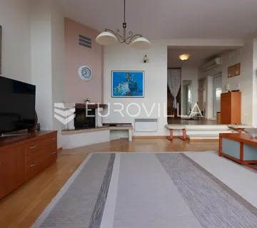 Opatija, Centar, dvoetažan stan 147 m², vrt, pogled na more - cover