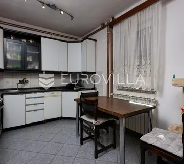 Drenova, trosoban stan s dvije kupaonice, terasa i dio vrta, prizemlje obiteljske kuće, 72 m² - cover
