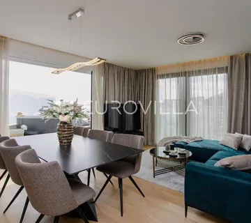 Split, Žnjan, luksuzno uređen dvosoban stan s jacuzzijem