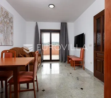 Krk, uređen trosoban apartman blizu mora, terasa s pogledom - cover