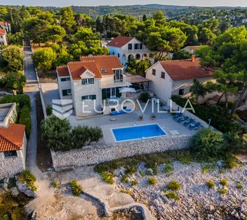Brač, Splitska, vila s bazenom prvi red uz more, 180 m² - cover
