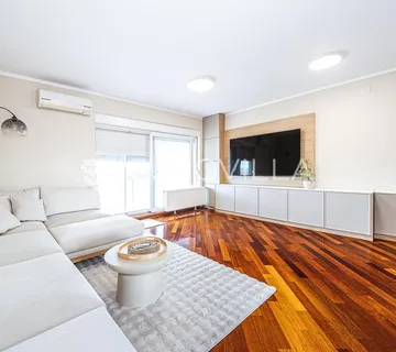 Zagreb, Borovje, funkcionalan peterosoban stan 130 m² parking