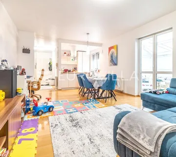 Zagreb, Medveščak, trosoban stan sa zimskim vrtom, terasom i garažom, 124 m²