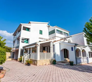 Vinišće, kuća s s bazenom i 6 apartmana uz zemljište 1.000 m2 - cover