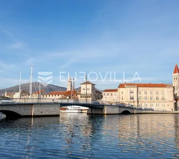 Trogir, trosoban stan s prostranom terasom - cover