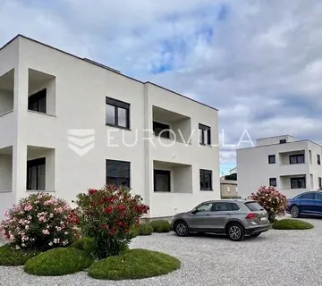 Vrsi, dvosoban stan s krovnom terasom, novogradnja