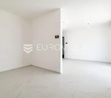Zagreb, Blato, trosoban stan na uvučenom katu moderne novogradnje, 69 m²