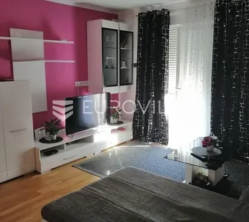 Novi Vinodolski, dvosoban stan 57 m², samo 150 m od mora, balkon, pogled - cover
