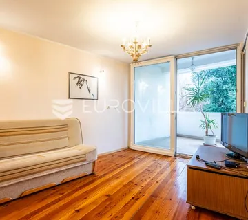 Vodice, dvosoban stan na 1. katu i poslovni prostor u prizemlju, 165,52 m²