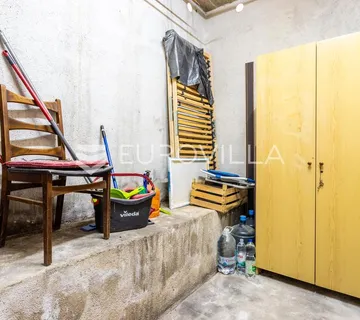 Kaštel Sućurac, kuća s tri stambene jedinice - Kaštel Sućurac, Kaštela