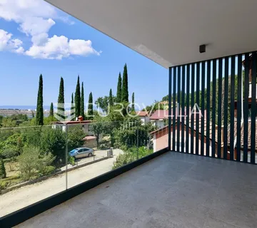 Omišalj, Otok Krk, trosoban stan s okućnicom, 150m od mora