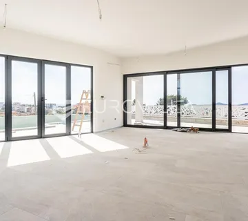 Vodice, moderan dvojni objek s bazenom