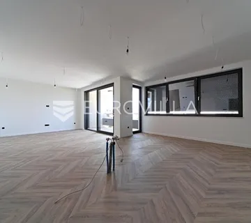 Osijek, Donji grad, moderan trosoban stan s dva parkirna mjesta površine 111 m²