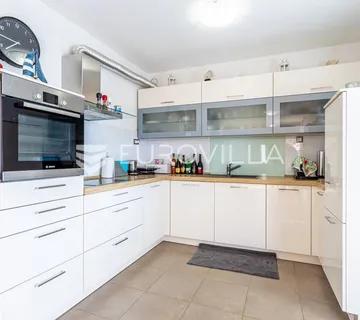 Brač, Bol, samostojeća apartmanska kuća s pogledom na more