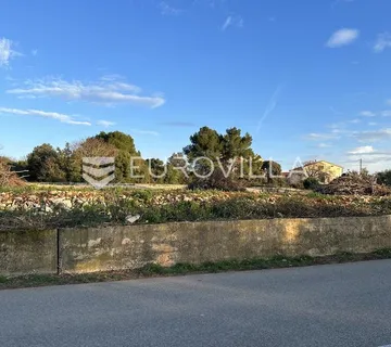 Istra, Ližnjan, veliko građevinsko zemljište 774 m2 za P+1