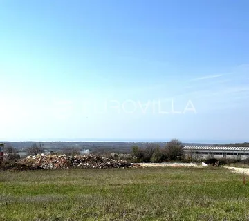 Istra, Višnjan, atraktivno građevinsko zemljište s pogledom na more i stari grad