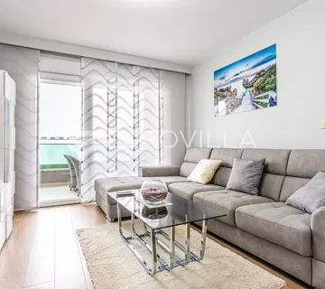 Makarska, uređen namješten stan 64,3 m² u novogradnji s pogledom na more