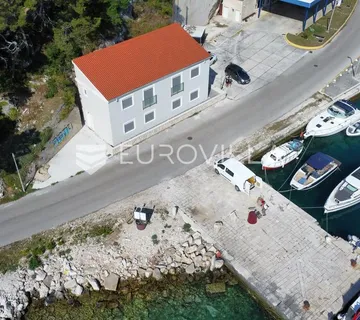 Brač, Selca, prvi red do mora kuća s apartmanima i poslovni prostor - cover