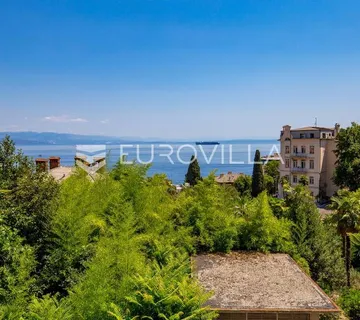 Opatija, adaptiran stan 100 m², drugi red do mora, dva balkona