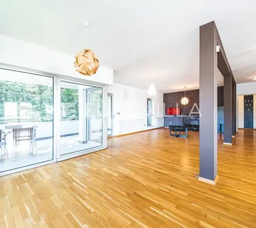 Zagreb, Jelenovac, prostoran luksuzan četverosoban stan s balkonom i vrtom, te dvije garaže, 202 m²