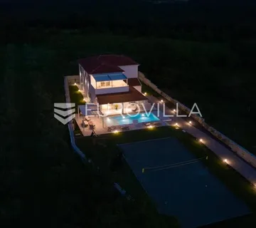 Barban, jedinstvena samostojeća pasivna kuća 320 M2 na velikoj okućnici