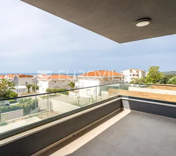 Pag, Novalja, dvoetažni stan s prekrasnom terasom, 153 m²