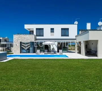Istra, Brtonigla, moderna vila s bazenom i jacuzzijem - cover