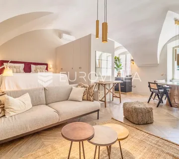 Zagreb, Gornji grad, palača Zrinski, luksuzan jednosoban stan 38 m² s terasom - cover
