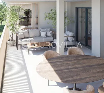 Istra, Umag, elegantan stan na drugom katu s impresivnom terasom, S208