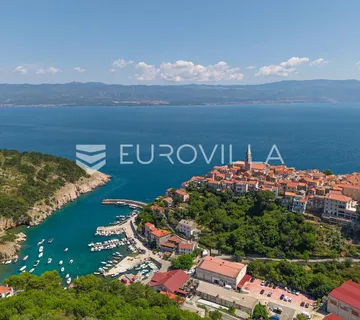 Otok Krk, Vrbnik, moderan stan s pogledom na more, dodatnim studio prostorom i okućnicom