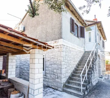 Brač, kuća s dvorištem na lijepoj lokaciji - Nerežišća