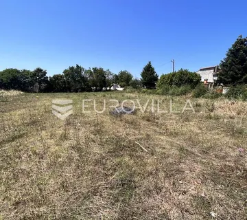 Istra, Radeki Polje, 794 m² pravokutne građevinske parcele na mirnoj lokaciji - Marčana